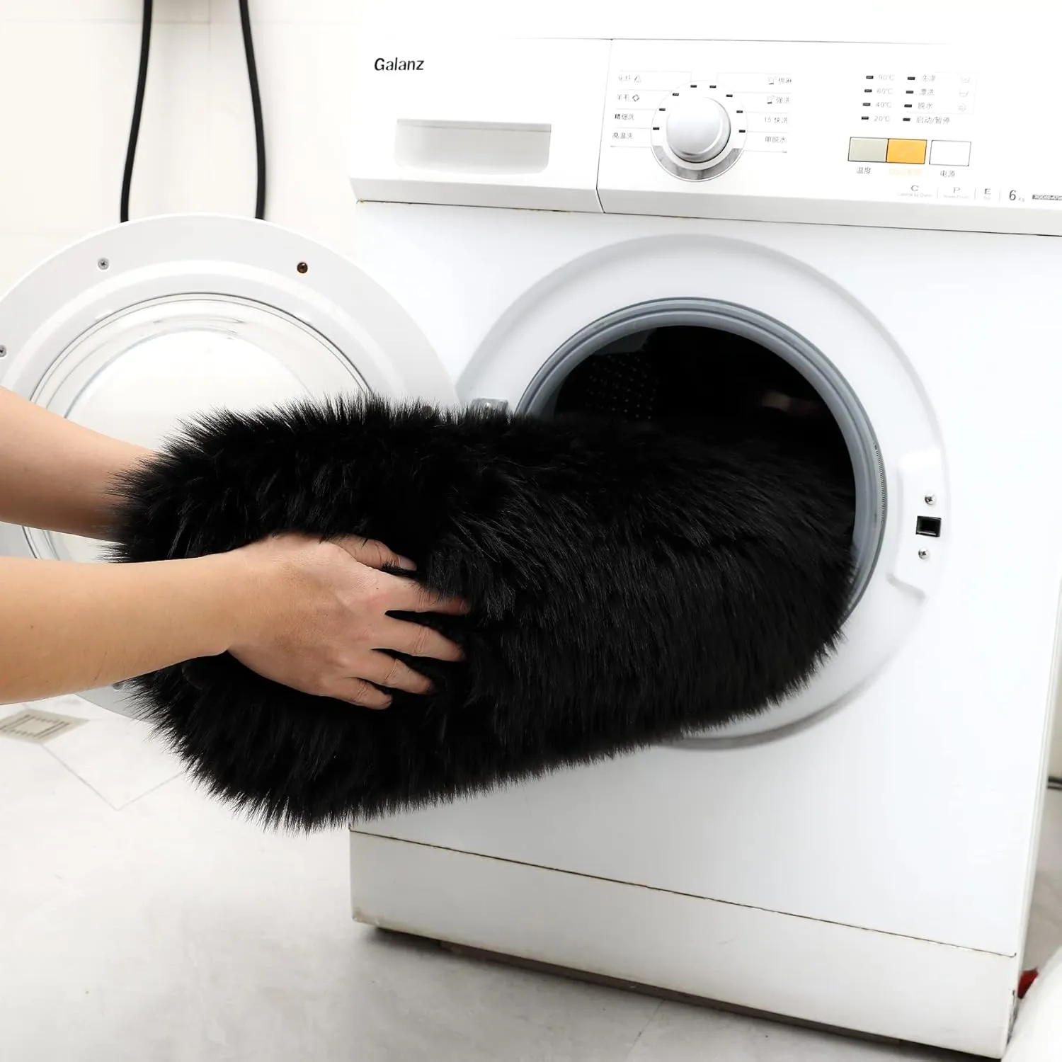 CKLASAY Faux Fur Rug Sheepskin Fuzzy Rug Super Soft Fluffy Plush Area Rug Bedroom Floor Children's Room Sofa Cushion Living Room Bedside Rugs (Black,3×3 ft Rotund)