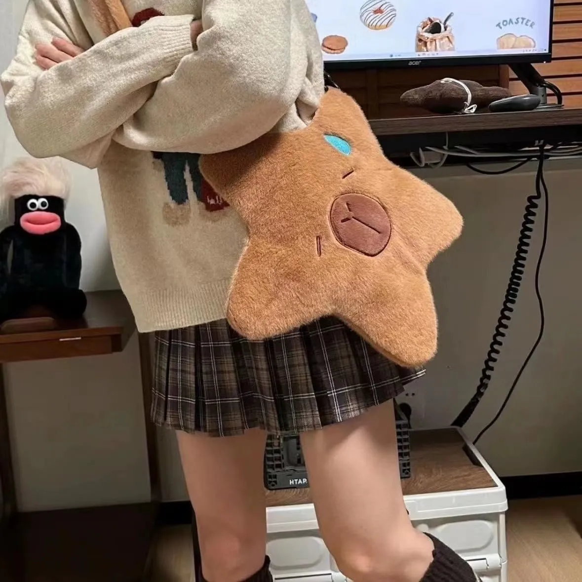 Lightweight Kapibara Crossbody Bag Large Capacity copybara Plush Crossbody Bag with pins and Accessories (Star-shape Bag)