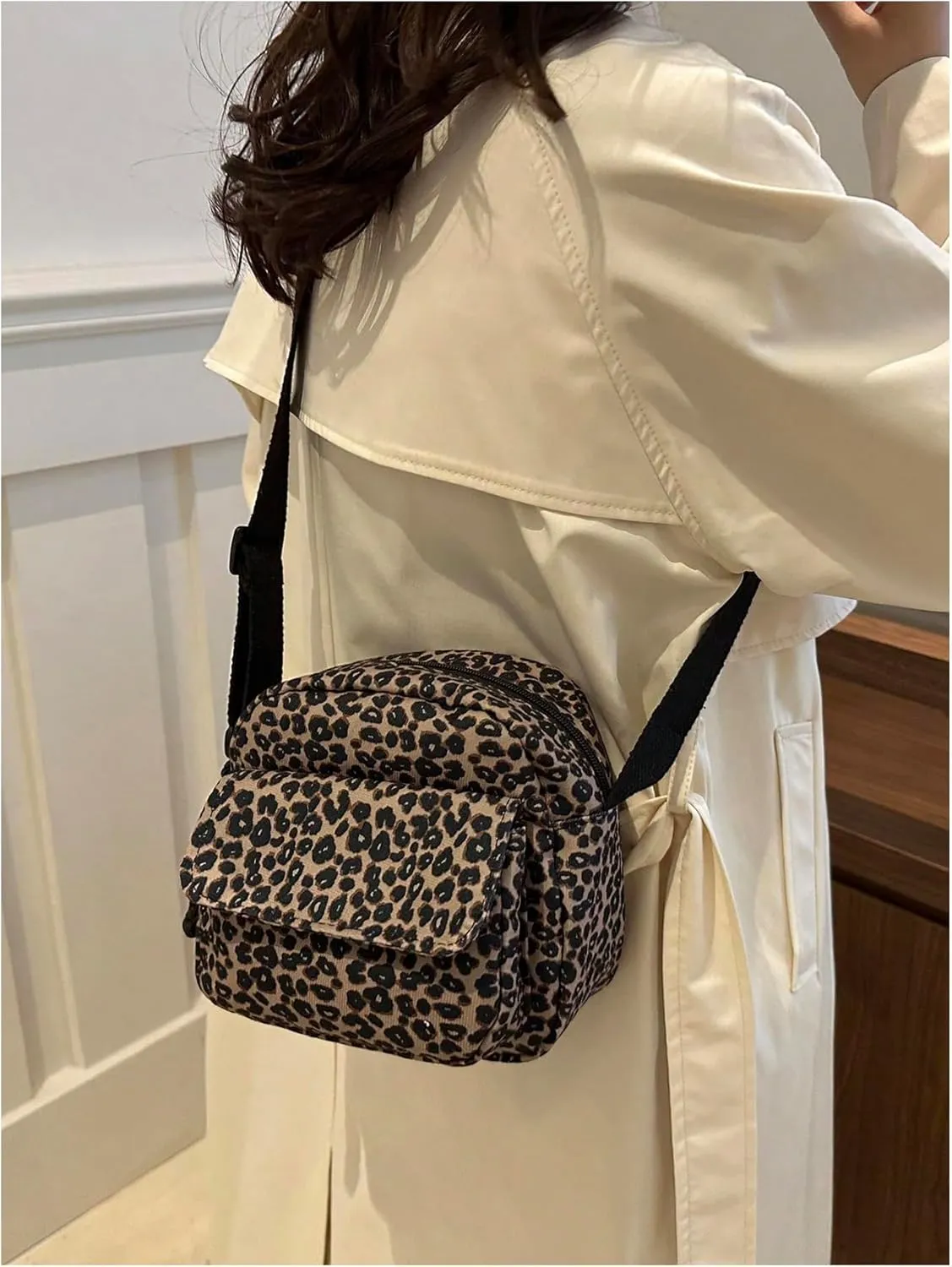 QWINEE Women's Cute Strawberry Crossbody Bag Zipper Multiple Pockets Shoulder Handbag with Adjustable Strap