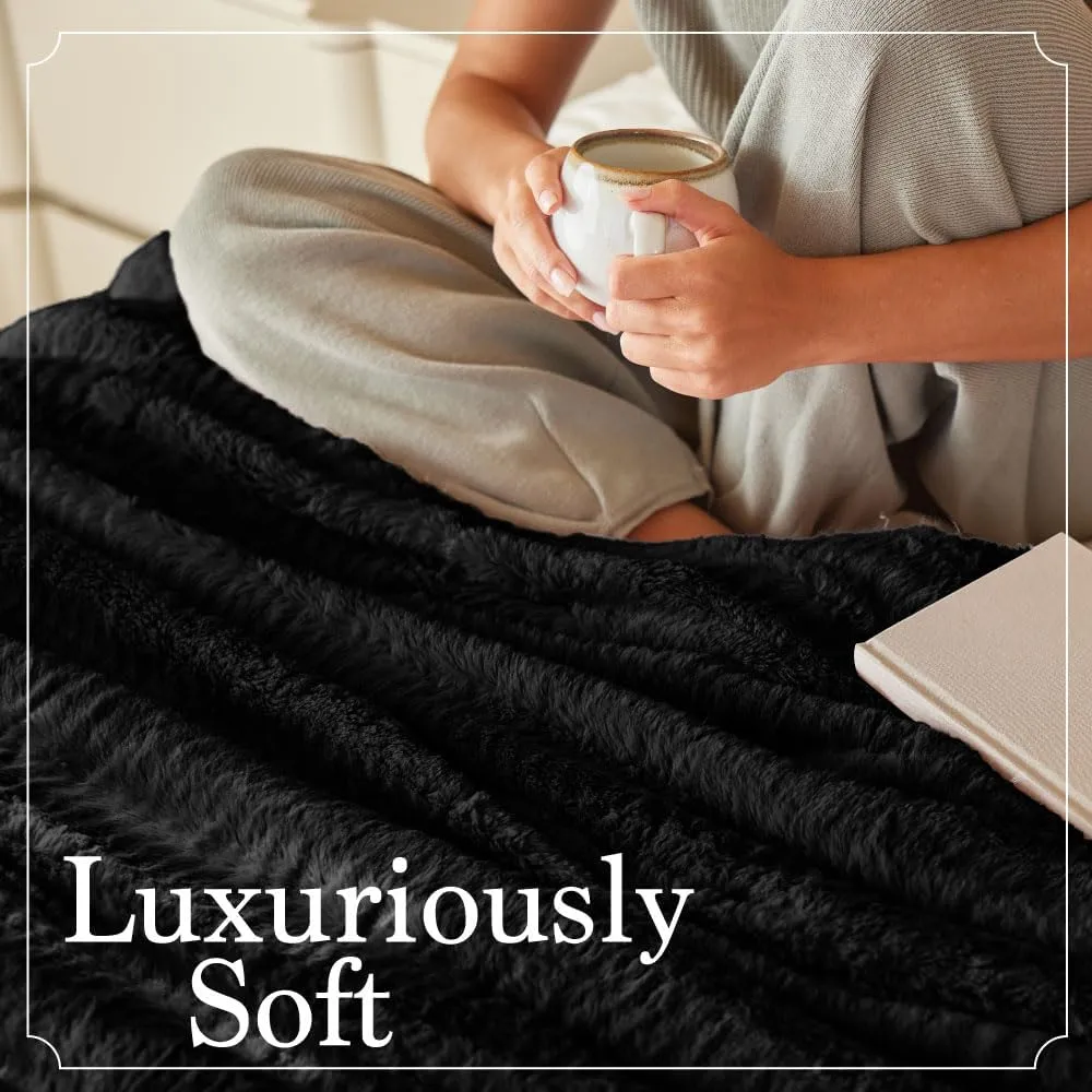 The Connecticut Home Co Throw Blanket for Couch, Soft Fluffy Room Decor, Cozy Warm Throws for Bed, Couches, Gifts for Women, Bedroom Cute Aesthetic Blankets Faux Fur and Sherpa,65x50, Black