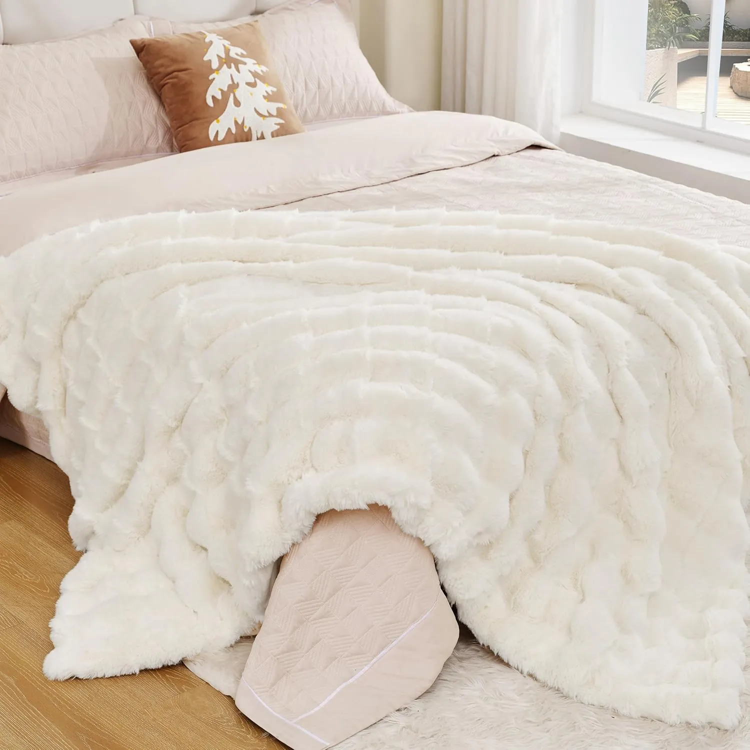 Touchat Luxury Faux Rabbit Fur Throw Blanket for Couch,Super Heavy Warm Cozy Blanket for Sofa Bedroom Living Room,Ultra Soft Fluffy Reversible Plush Blanket for Home Decor Gifts,White